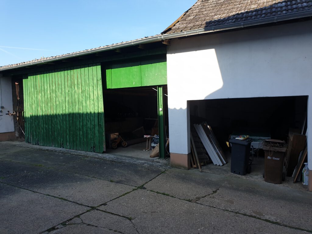 Der Hof mit Garage und Scheune